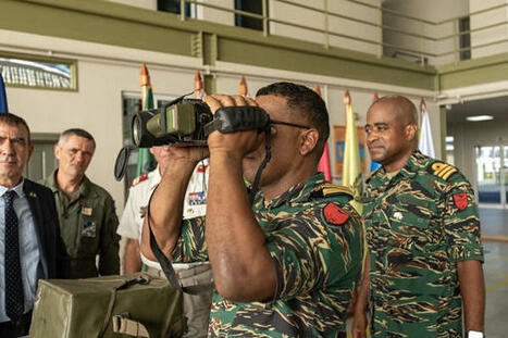 La France a donné des jumelles de vision nocturne "Sophie" aux forces de défense du Guyana | DEFENSE NEWS | Scoop.it