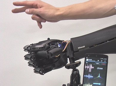 Une fois connecté à votre smartphone, ce bras bionique est capable de reproduire chacun de vos gestes | Science & Transhumanisme | Scoop.it