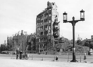 Berlin 1945 - The "Speer Lampe". OWA-Kandelaber Candelabra... | Lighting in art | Scoop.it