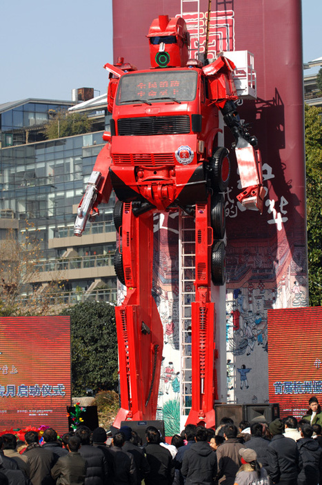 Un robot g&eacute;ant de 12 m&egrave;tres fait de camions de pompier | Chine | Scoop.it