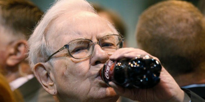Warren Buffett, 94, defends junk food diet, lack of exercise | The UHNW Lifestyle Report | Scoop.it