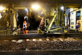 Landes. &laquo;&nbsp;Avec ce train-usine, on renouvelle jusqu&rsquo;&agrave; 1&nbsp;kilom&egrave;tre de voies par nuit&nbsp;&raquo;&nbsp;: SNCF r&eacute;seau change ses rails et ses traverses entre Dax et Ychoux | Landes - Conseils municipaux & communautaires | Scoop.it