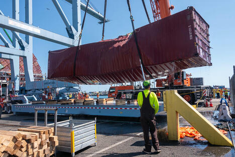 Photos: 32 containers recovered after collapse at Long Beach&rsquo;s Pier G ‣ WorldCargo News / le 15.09.2025 | Pollution accidentelle des eaux (+ d&eacute;chets plastiques) | Scoop.it