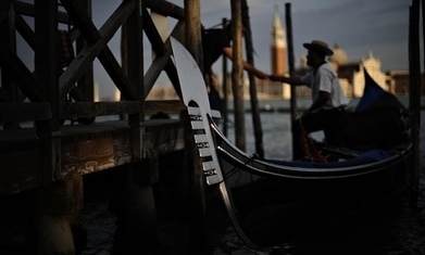 Death in Venice: long-admired gondola feature threatened by rising waters | La Gazzetta Di Lella - News From Italy - Italiaans Nieuws | Scoop.it