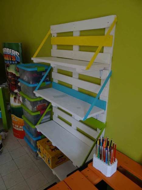 Biblioth&egrave;que En Palettes / Colored Pallet Bookshelf | 1001 Pallets ideas ! | Scoop.it
