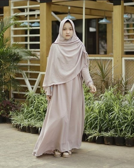 Ini Dia Model Gamis Nissa  Sabyan  Sebagai Inspi 