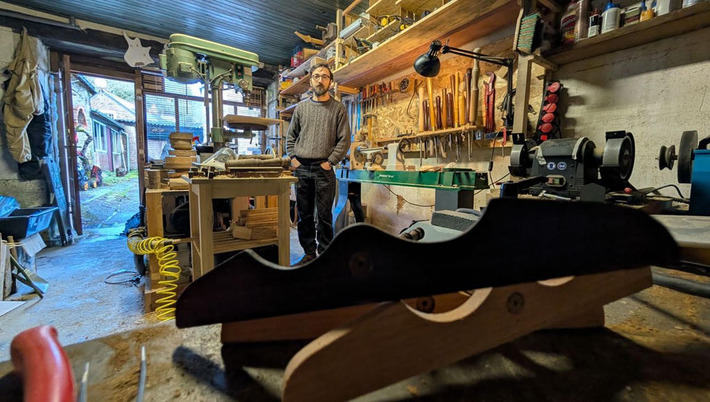 "J'en vends de plus en plus" : dans le Morbihan, il fabrique tout le mat&eacute;riel en bois des cr&ecirc;piers - ICI | D&eacute;couvrir, se former et faire | Scoop.it