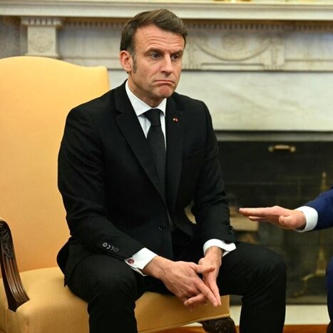 Macron, dans un fauteuil beaucoup trop grand pour lui. | Think outside the Box | Scoop.it