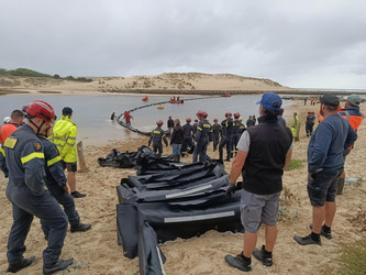 Landes&nbsp;: plus de 70&nbsp;personnes ont pos&eacute; un barrage antipollution grandeur nature &agrave; Contis plage | Landes - Conseils municipaux & communautaires | Scoop.it