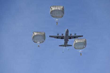 U.S. Army conducts mass paratrooper drop in Japan | DEFENSE NEWS | Scoop.it