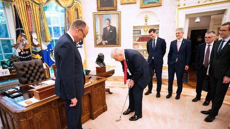 Präsident probiert Putter aus: Merz schenkt Trump Golfschläger - und bekommt selbst etwas | Kompass-Aktuell | Scoop.it