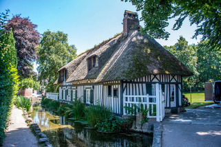 Dans ce village de Normandie aux maisons à colombages coule le plus petit fleuve de France | Veille territoriale AURH | Scoop.it