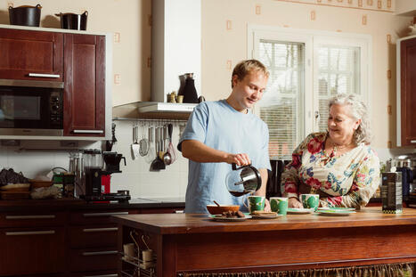 N&auml;yttelij&auml; Elias Salonen soittaa tiukassa paikassa &auml;idilleen | 1Uutiset - Lukemisen t&auml;hden | Scoop.it