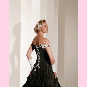 Robe de mariée noire neuve Pia Benelli modèle Venise 2011 | Robes de mariée d'occasion | Scoop.it