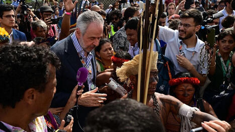 REPORTAGE. "Il n'y a pas de solution à la crise climatique sans les peuples de la forêt" : des manifestants autochtones bloquent pacifiquement l'entrée de la COP30 | “C’est le moment de réunir les intelligences” Laurence Tubiana | Scoop.it