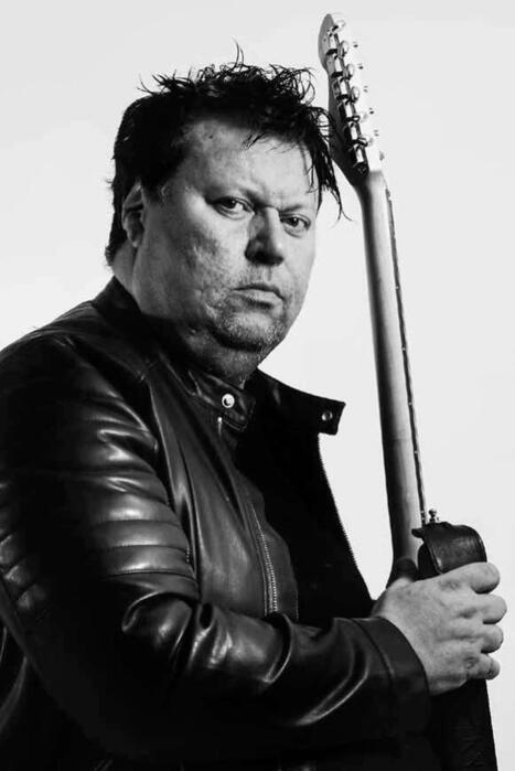 Paketista paljastui rikollinen yll&auml;tys &ndash; N&auml;in huippukitaristi narahti | 1Uutiset - Lukemisen t&auml;hden | Scoop.it