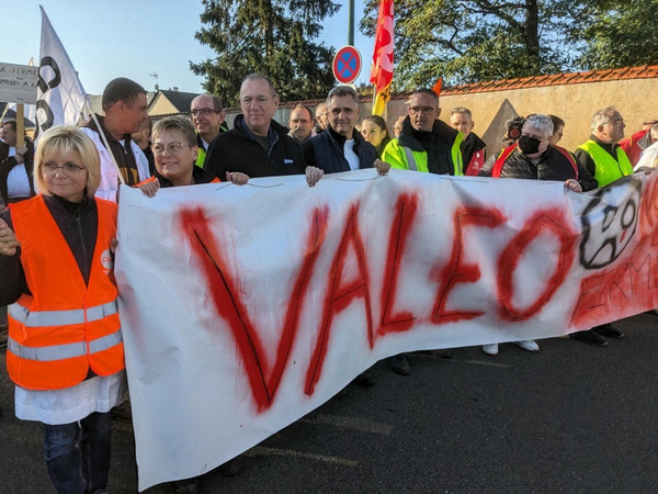 Usine Valeo menac&eacute;e de fermeture &agrave; La Suze-sur-Sarthe : 180 gr&eacute;vistes dans la rue | The Revolution Of The Car Industry | Scoop.it