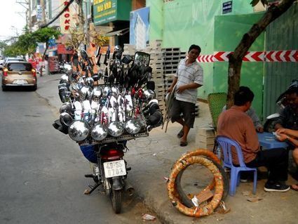 Un commerce ambulant de rétroviseurs pour scooters au Vietnam | Voyage au coeur du Vietnam | Scoop.it