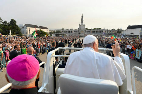 En images : Le pape François se recueille au sanctuaire de Fatima - Paris Match | JMJ Créteil | Scoop.it