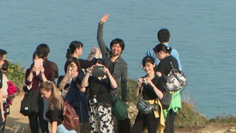 A Etretat, 15 japonais dessinateurs de mangas ravis d'être au pays d'Arsène Lupin | Veille_portrait_touristique_culhsm | Scoop.it