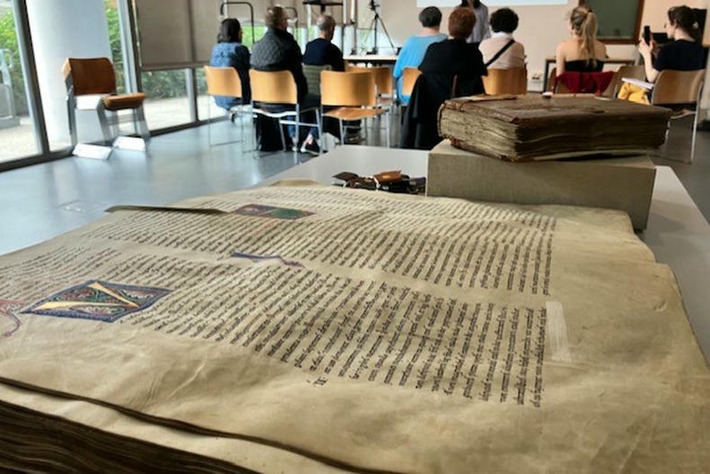 "Les livres les plus anciens sont deux bibles du XIIᵉ et XIIIᵉ siècle", ces artisans relieurs font découvrir des trésors au grand public | Découvrir, se former et faire | Scoop.it