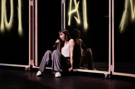 Au Théâtre des Abbesses, Suzanne de Baecque prolonge le récit autobiographique d’Annie Ernaux jusqu’aux filles nées au XXIᵉ siècle | Revue de presse théâtre | Scoop.it