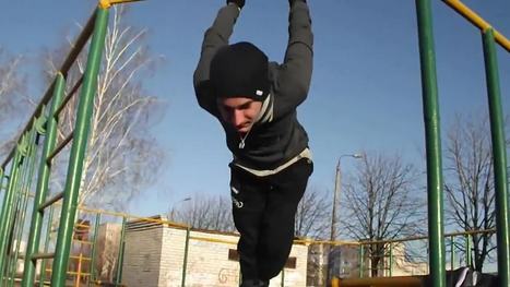 Un gar&ccedil;on en fauteuil roulant fait des tractions | Trollface , meme et humour 2.0 | Scoop.it