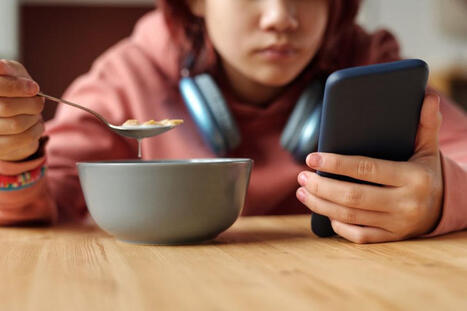 Parents are on devices during meals even more than their kids. Here&rsquo;s how to rethink family dinner | eParenting and Parenting in the 21st Century | Scoop.it