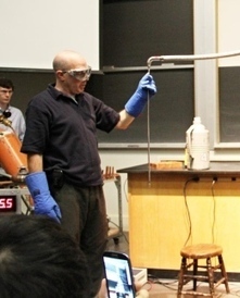 Physics demonstrator thinks outside the PowerPoint - The Brown Daily Herald | Ciencia-Física | Scoop.it