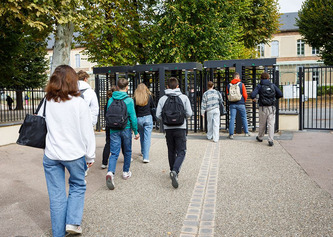 Sécurité dans les établissements scolaires : réactions en pagaille après l'assassinat d'une assistante d'éducation | Politiques publiques et société | Scoop.it