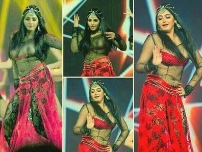 Ragini Dwivedi Wardrobe Malfunction At Siima Aw