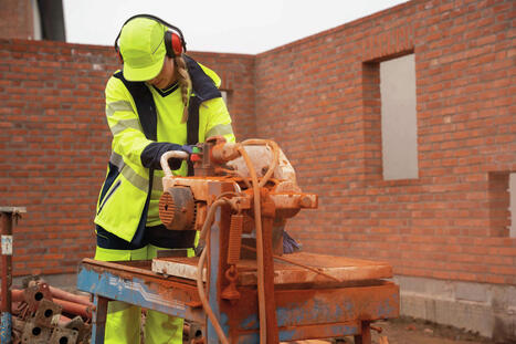 V&ecirc;tements, mat&eacute;riel, outils : et si l&rsquo;on pensait plus aux femmes pour les &eacute;quipements de travail ? | Veille juridique du CDG13 | Scoop.it