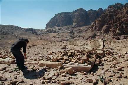 Archaeologist points to hidden monument in Jordan's Petra (Update) | Aux origines | Scoop.it