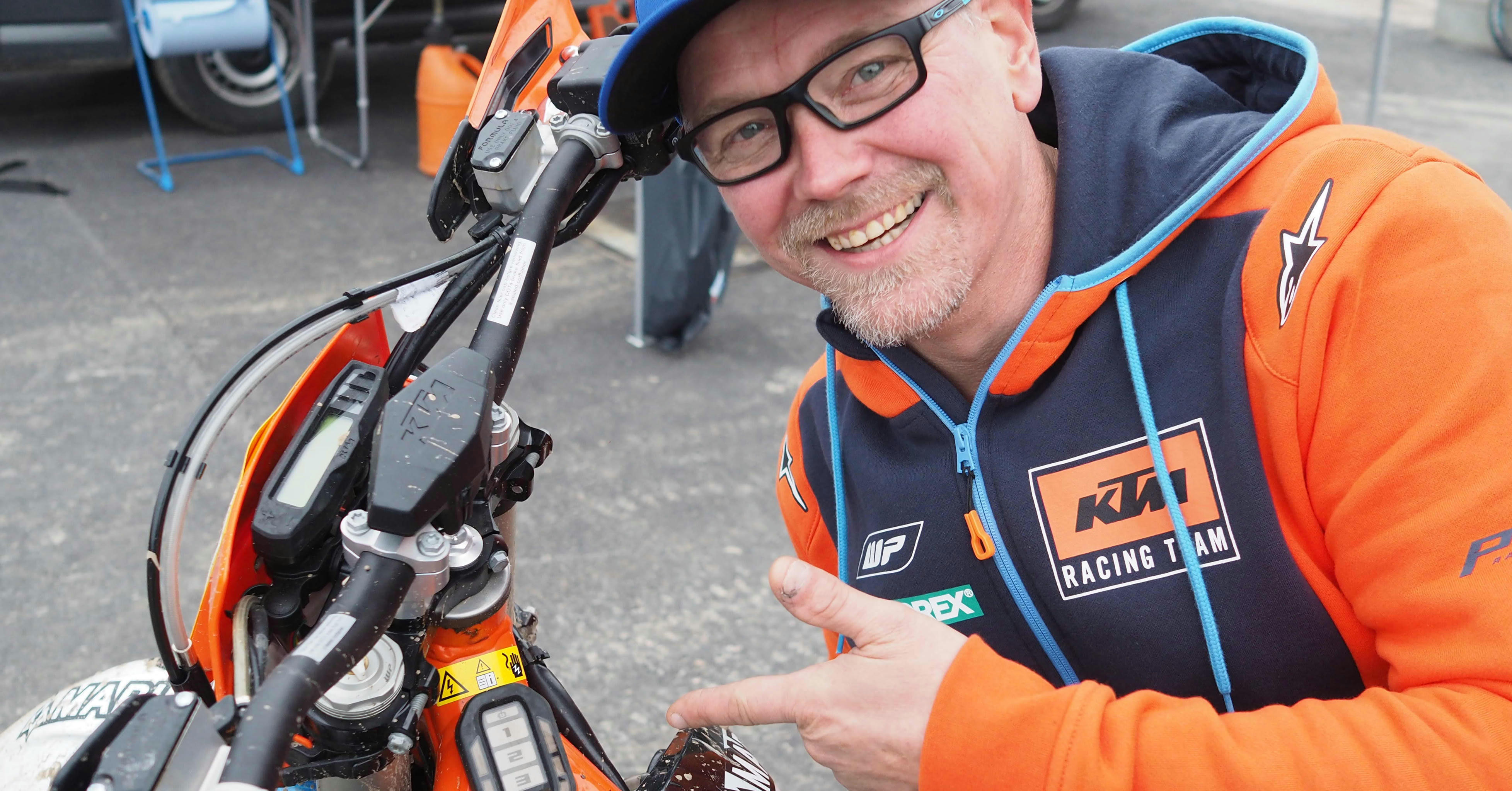 Maailmanmestari Samuli Aro testasi sähk&ou...