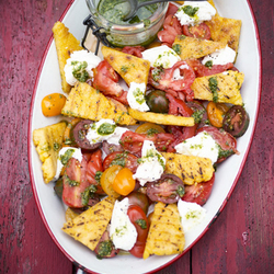 Tomatensalade met gegrilde polenta, mozzarella en pesto | La Cucina Italiana - De Italiaanse Keuken - The Italian Kitchen | Scoop.it