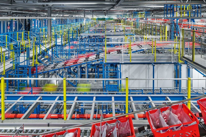 Hypnotic video shows thousands of autonomous crates flying through Ocado's robo-factory #grocery #robots | WHY IT MATTERS: Digital Transformation | Scoop.it