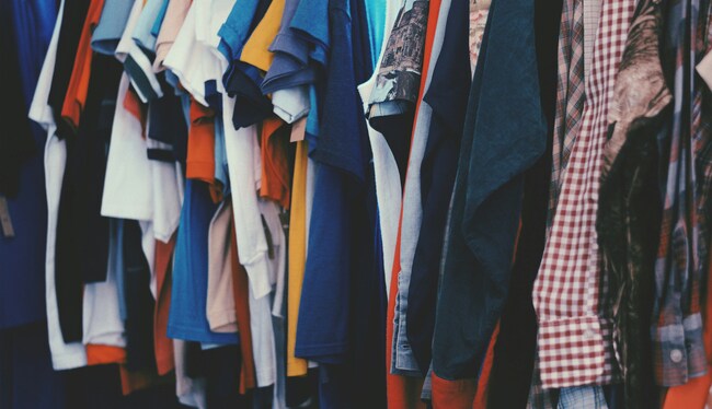 Ces associations récupèrent les produits neufs invendus des magasins