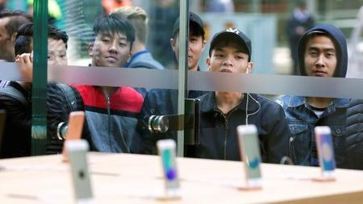 The iPhone 7 just hit stores. Here's what people are saying. | Technology Report - Changing Our World | Scoop.it