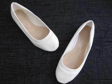 Jolies ballerines blanches idéale pour votre mariage en été | Robes de mariée d'occasion | Scoop.it