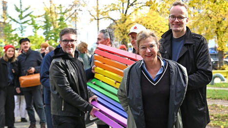 Gedenken an Opfer des CSD-Anschlags: Berliner Kulturh&auml;user stellen in der ganzen Stadt Regenbogenb&auml;nke auf | Kompass-Aktuell | Scoop.it