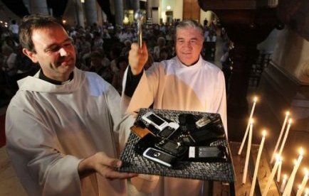 Nice: bénédiction de portables pour la Saint Gabriel, patron des transmissions | Mais n'importe quoi ! | Scoop.it
