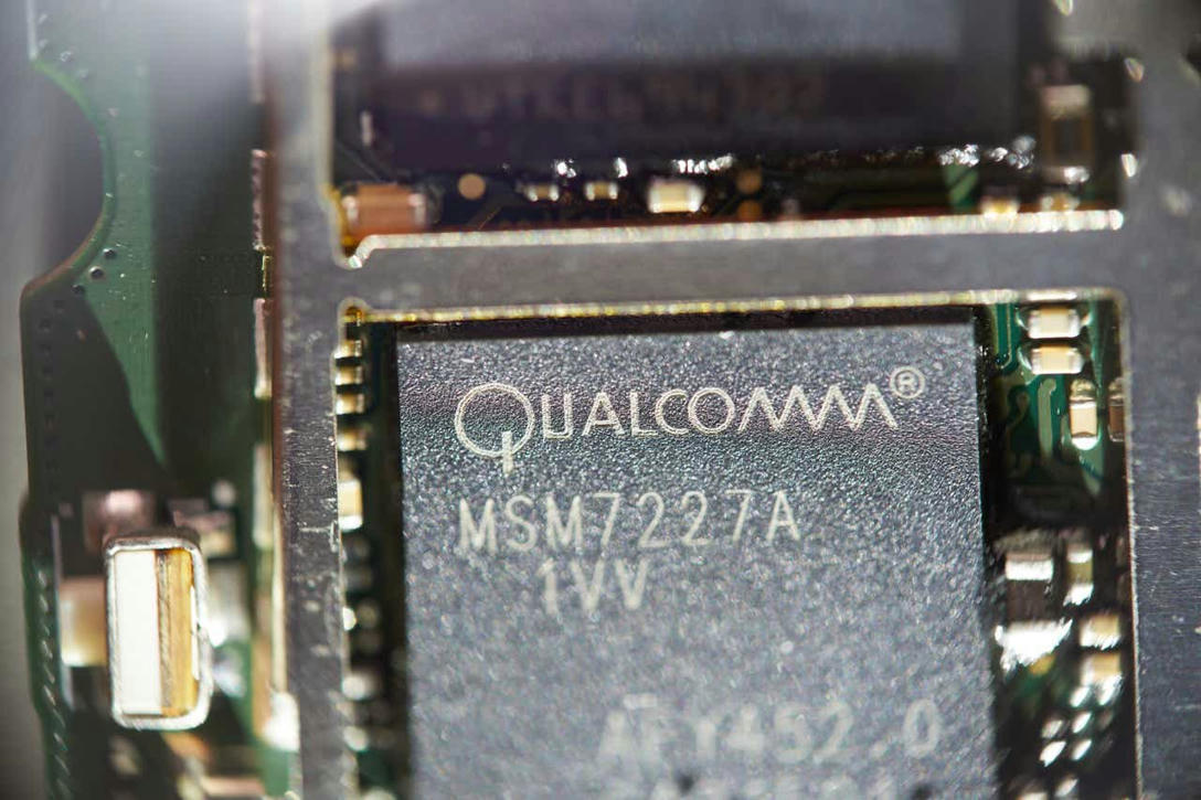 apple-may-keep-using-qualcomm-modem-chip-after