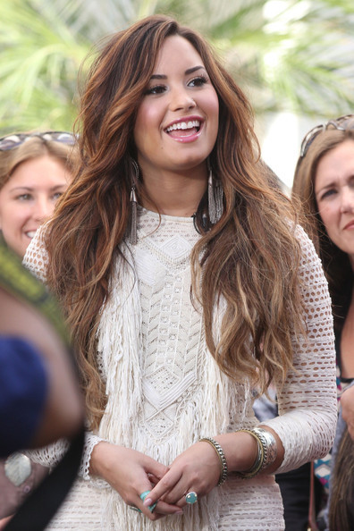 Demi Lovato's Long Healthy Hair on 'Extra' - Celebrity Hair - StyleBistro | Kapsels voor vrouwen | Scoop.it