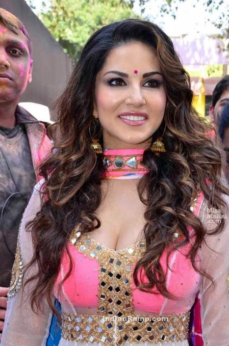 Sunny Leone in Pink Mirror Work Ethnic Salwar Kameez playing Holi, Actress, Bollywood, Indian Fashion | Indian Fashion Updates | Scoop.it