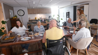 "Vieux, mais vivants ! " : habitats partagés, colocations, béguinages, ces alternatives qui séduisent les seniors | Politiques publiques et société | Scoop.it