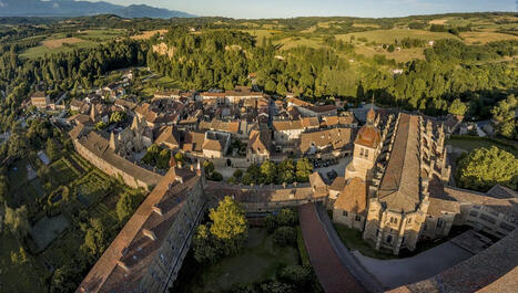 Saint-Antoine-l'Abbaye, en Isère, élu "Village préféré des Français 2025" - ici | Réseau des Offices de tourisme de l'Isère | Scoop.it