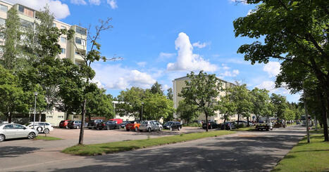 Kerrostalo&shy;asukas yritti useaan otteeseen pit&auml;&auml; hakaristilippua parvekkeellaan Kouvolassa &ndash; poliisi takavarikoi | Kymenlaakso | Yle | Lehti | Scoop.it