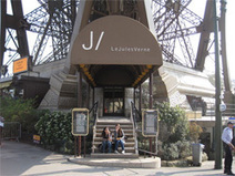 Le mobilier des restaurants de la tour Eiffel aux enchères en septembre | Les Gentils PariZiens | style & art de vivre | Scoop.it