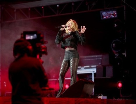 Watch Shania Twain Debut 'Life's About to Get Good' at Stagecoach | Country Music Today | Scoop.it