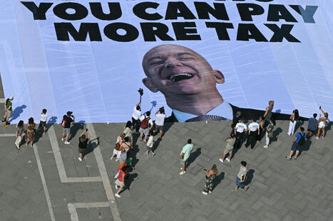 Giant Banner of Jeff Bezos' Face Unveiled by Protesters in Venice - Newsweek | Operation Deimos | Scoop.it